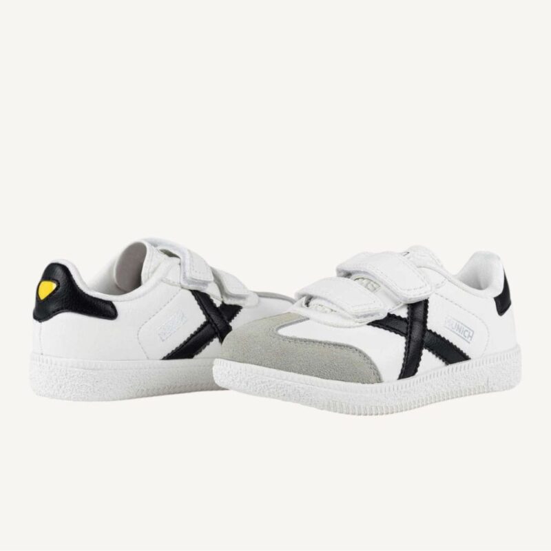 Sneakers bianca con dettagli neri e strappi
