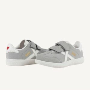 Sneakers grigia con strappi