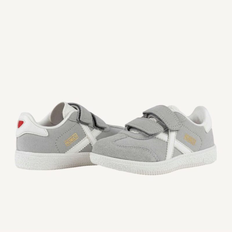 Sneakers grigia con strappi