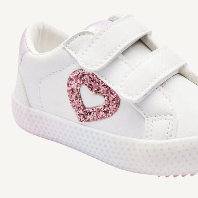 Sneakers bianche con cuore - immagine 3
