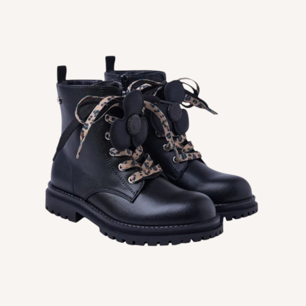 Anfibio nero con fiore